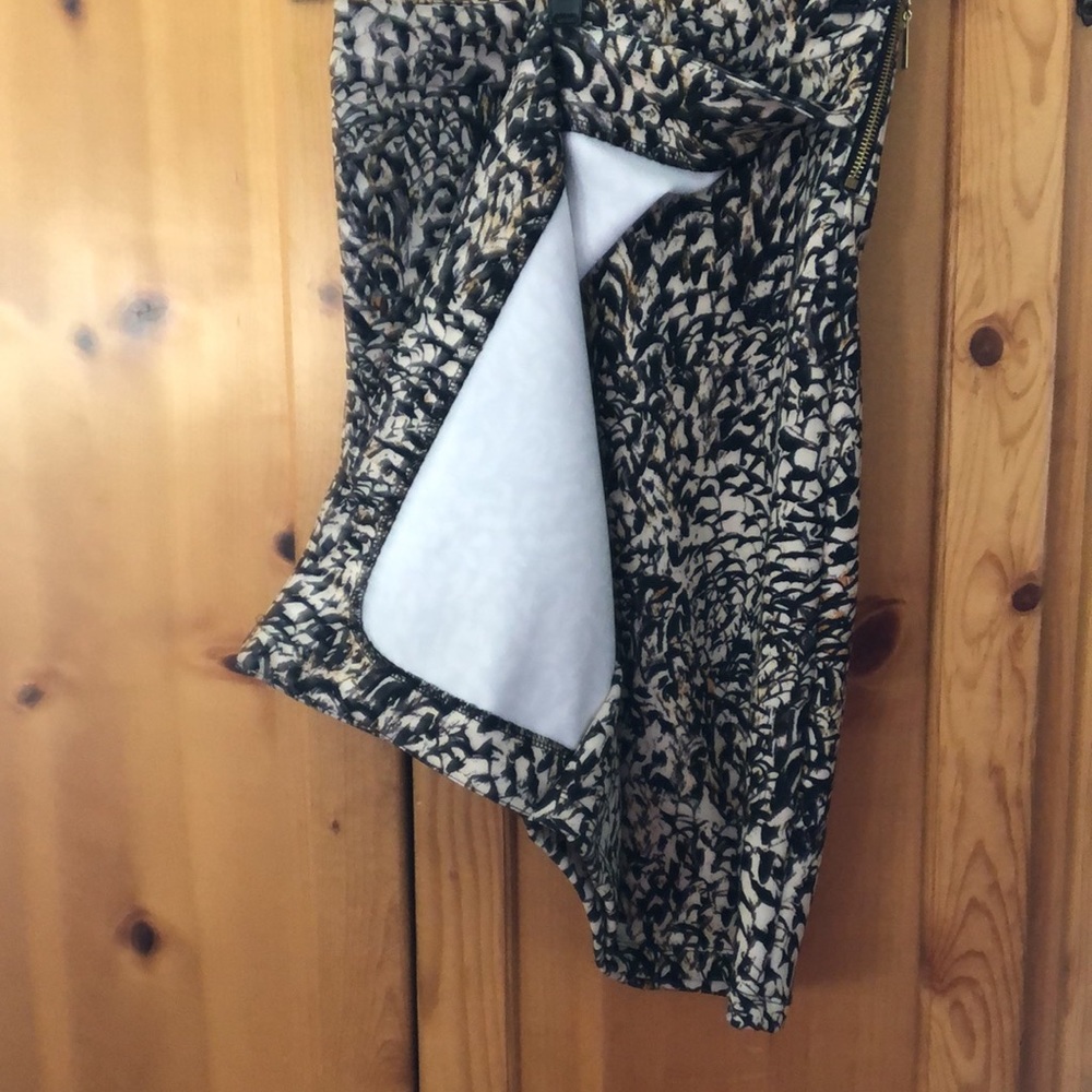 Print Pattern Asymmetrical Panel Straight Skirt w/Side Gold Zipper Closing. - Picture 6 of 10